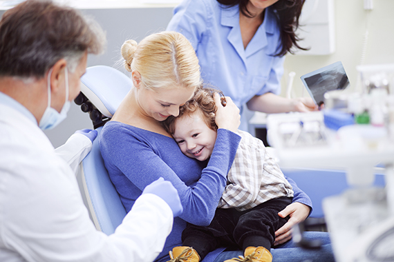 Присутствие родителей в кабинете стоматолога при лечении зубов у детей