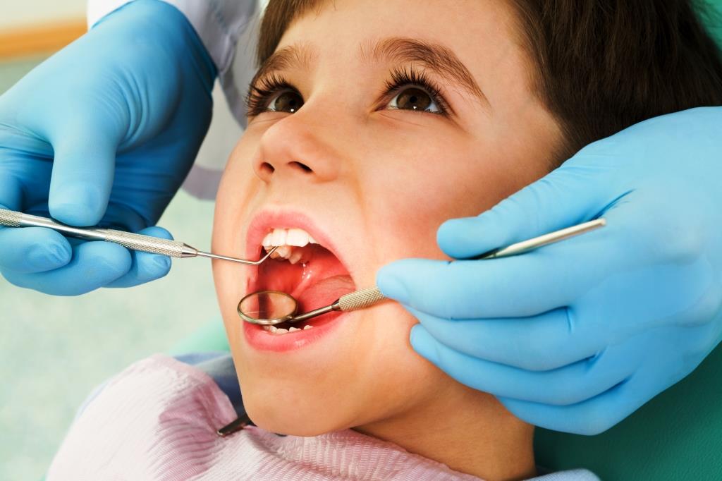 Присутствие родителей в кабинете стоматолога при лечении зубов у детей
